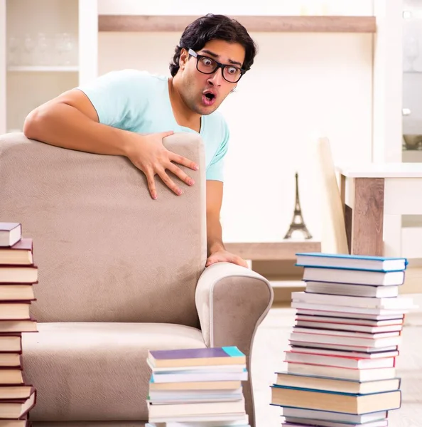 Mannelijke Student Met Veel Boeken Thuis — Stockfoto