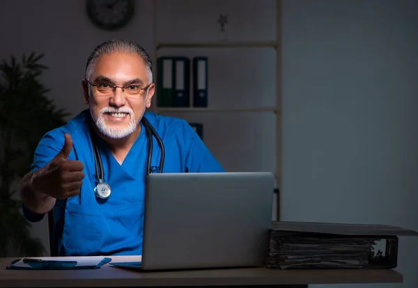 Geceleri Hastanede Yaşlı Bir Erkek Doktor — Stok fotoğraf