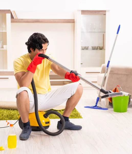Mladý Pohledný Muž Dělá Domácí Práce — Stock fotografie