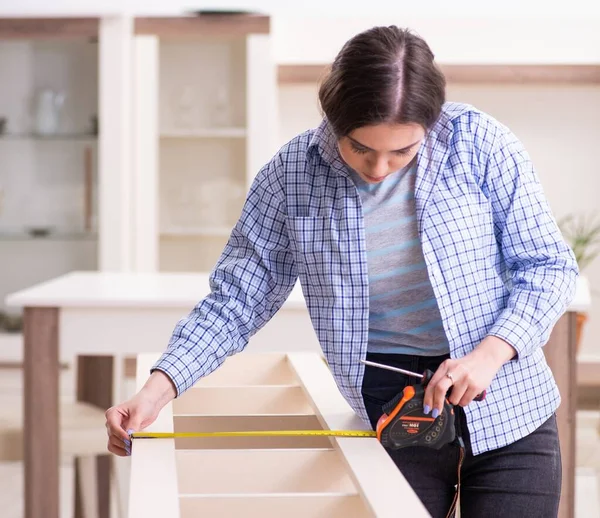 Jonge Mooie Vrouw Monteert Meubels Thuis — Stockfoto