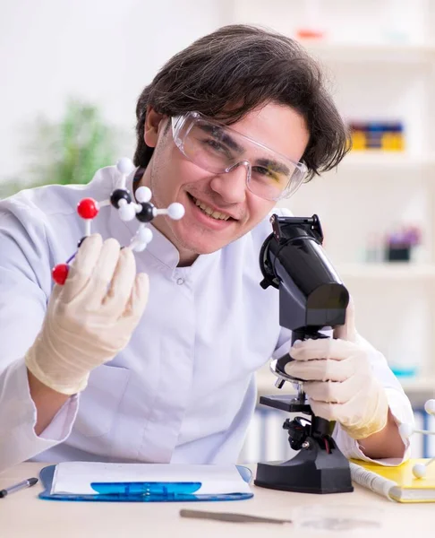 Joven Bioquímico Masculino Que Trabaja Laboratorio — Foto de Stock