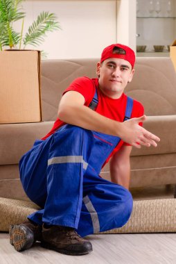 İçeride kutularla çalışan genç müteahhit.