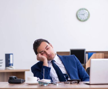 Ofiste çalışan genç erkek işadamı.