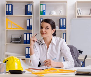 Ofiste çalışan kadın mimar.