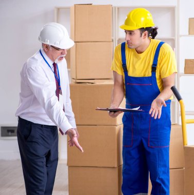 Profesyonel nakliyeciler evde yer değiştiriyor.