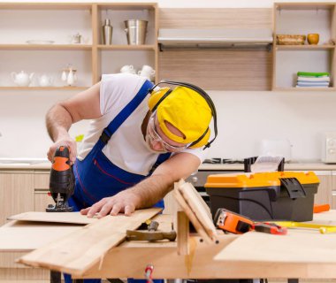 Mutfakta çalışan yaşlı müteahhit.