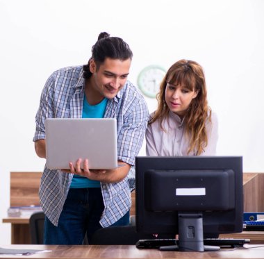 Genç erkek. Ofiste uzman.