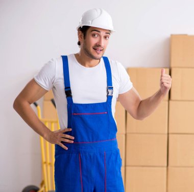 Genç erkek, profesyonel nakliyeci evde yer değiştiriyor.
