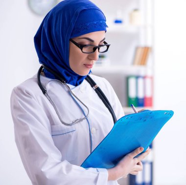 Klinikte çalışan Arap kadın doktor.
