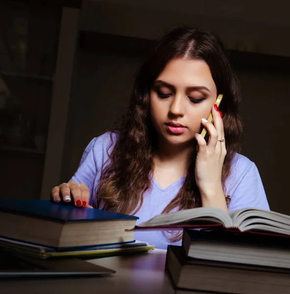 Νεαρή Φοιτήτρια Προετοιμάζεται Για Τις Εξετάσεις Αργά Στο Σπίτι — Φωτογραφία Αρχείου