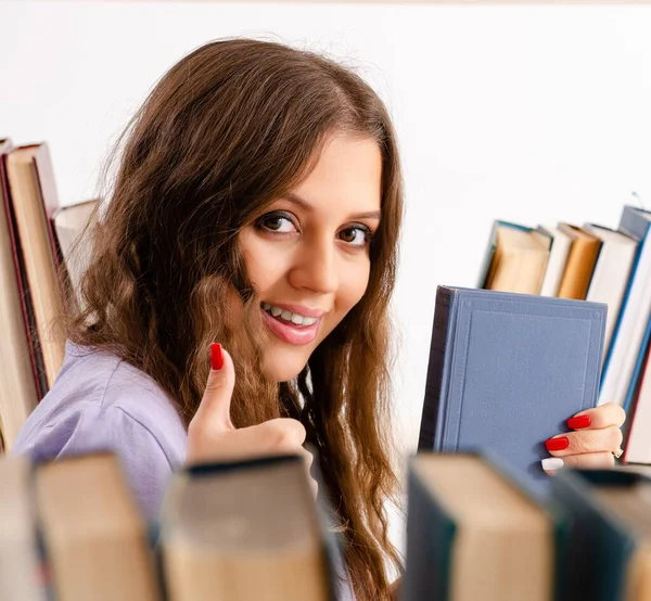 Młoda Studentka Przygotowująca Się Egzaminów Bibliotece — Zdjęcie stockowe