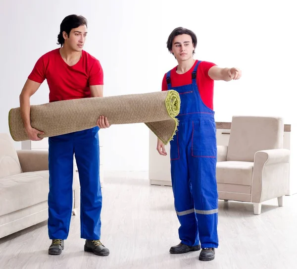 Die Beiden Jungen Mitarbeiter Des Bauunternehmens Transportieren Persönliche Gegenstände — Stockfoto