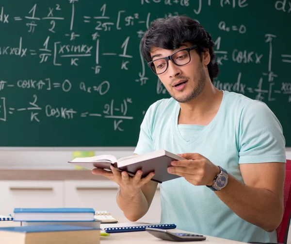 Joven Estudiante Matemático Frente Pizarra — Foto de Stock