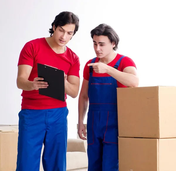 Two Young Contractor Employees Moving Personal Belongings — Stock Photo, Image