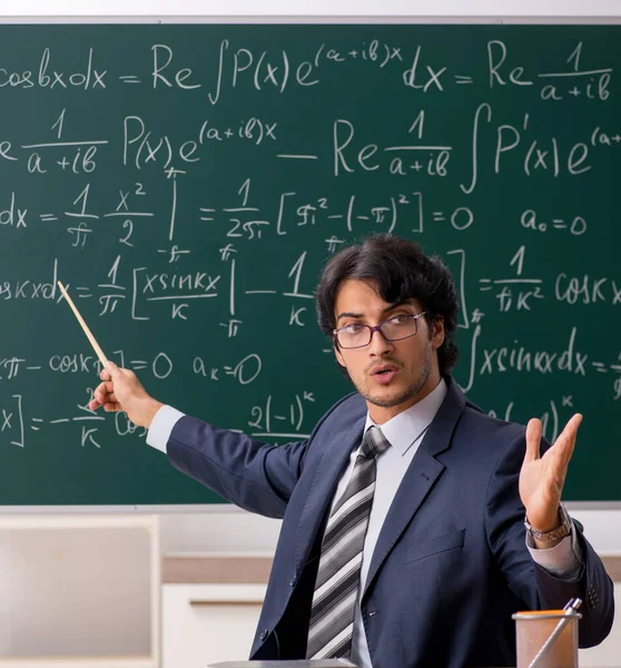 Молодой Учитель Математики Классе — стоковое фото