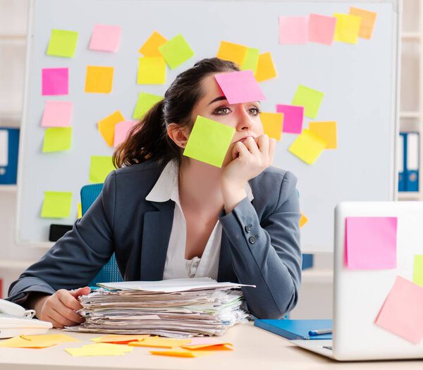 Молодая сотрудница в противоречивой концепции приоритетов