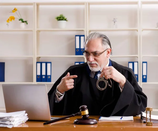 Advogado Idoso Que Trabalha Tribunal — Fotografia de Stock