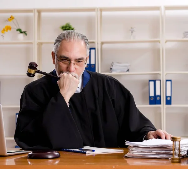 裁判所で働く高齢の弁護士 — ストック写真