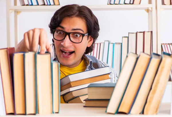 Der Männliche Student Bereitet Sich Der Bibliothek Auf Prüfungen Vor — Stockfoto