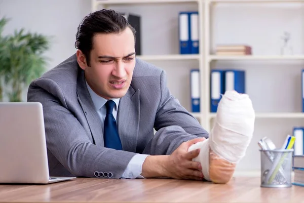 Ofisteki Bacağı Yaralı Erkek Çalışan — Stok fotoğraf
