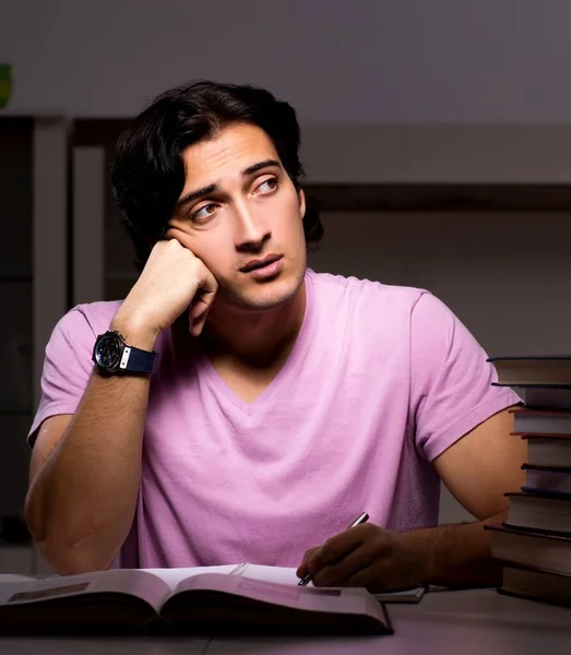 Erkek Yakışıklı Öğrenci Evde Sınavlara Hazırlanıyor — Stok fotoğraf