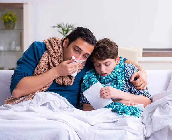 Der Junge Vater Kümmert Sich Seinen Kranken Sohn — Stockfoto