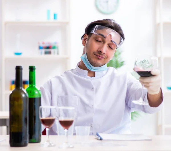 Chimiste Qui Examine Les Échantillons Vin Laboratoire — Photo