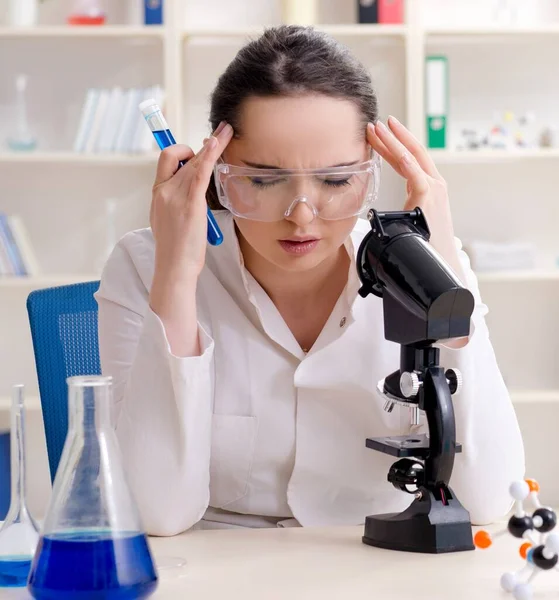 Laboratuvarda Çalışan Genç Kadın Kimyager — Stok fotoğraf