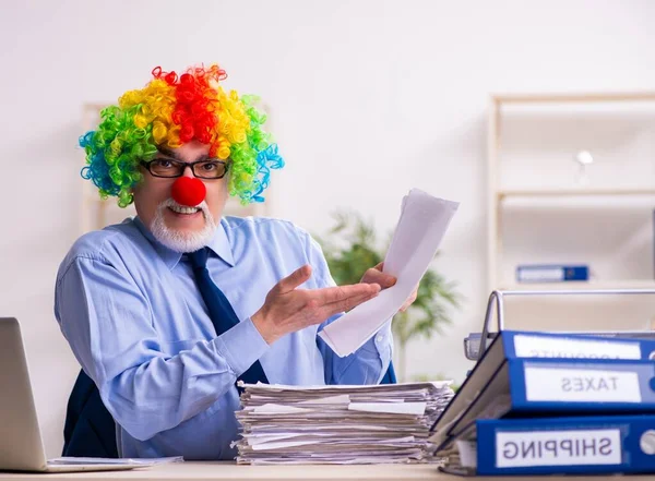 Starzejący Się Biznesmen Clown Pracuje Biurze — Zdjęcie stockowe