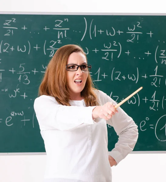 教室の女数学の先生 — ストック写真