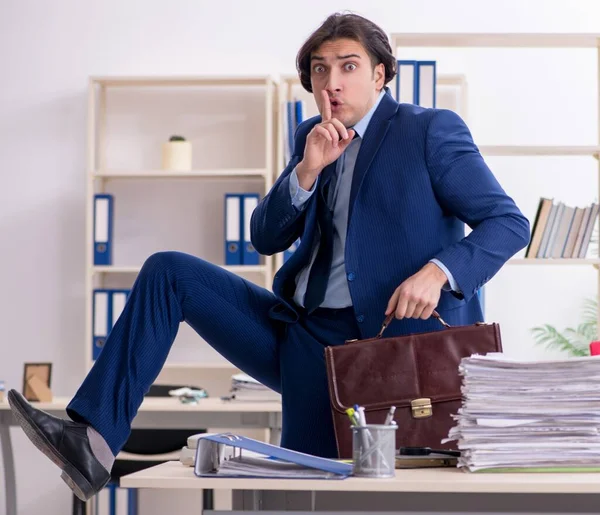 Der Junge Männliche Mitarbeiter Ist Unzufrieden Mit Exzessiver Arbeit — Stockfoto