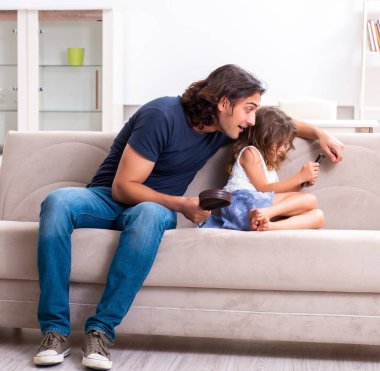 Kızgın baba kızını cezalandırıyor.