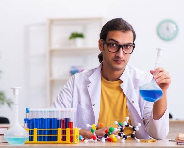 Sınıftaki genç kimyacı öğretmen.