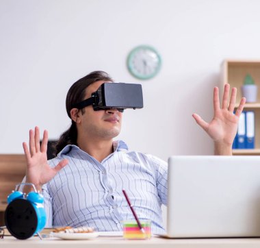 Ofiste çalışan genç işadamı.