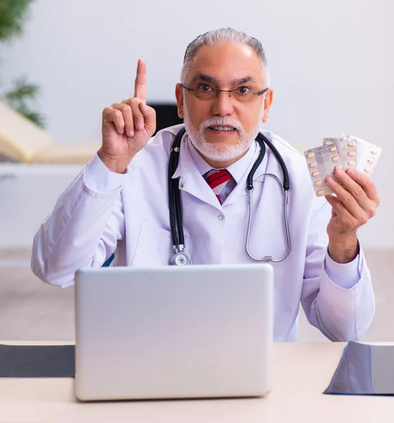 Doświadczony Lekarz Trzymający Tabletki — Zdjęcie stockowe