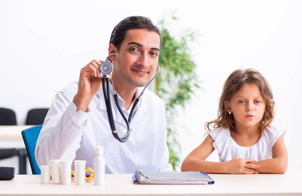 Pediatra Joven Doctor Con Muchacha Pequeña —  Fotos de Stock