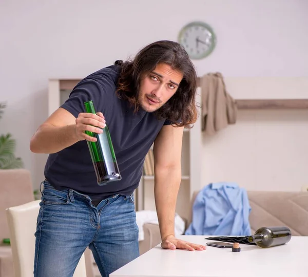 Junger Mann Trinkt Hause Alkohol — Stockfoto