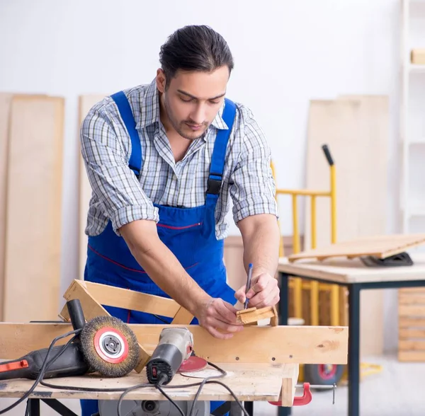 Jovem Carpinteiro Trabalhando Dentro Casa — Fotografia de Stock