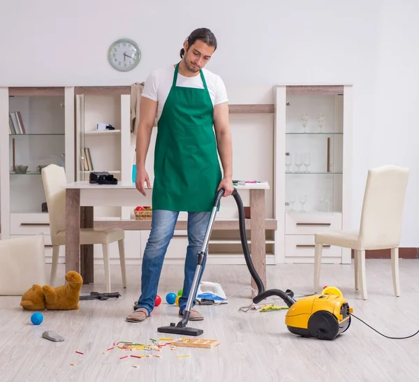 Jovem Empreiteiro Limpeza Apartamento Após Festa Das Crianças — Fotografia de Stock