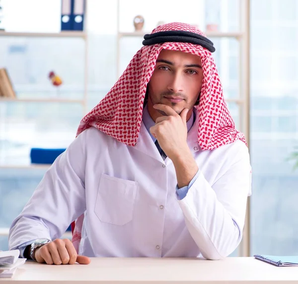 Den Arabiska Läkaren Som Arbetar Kliniken — Stockfoto