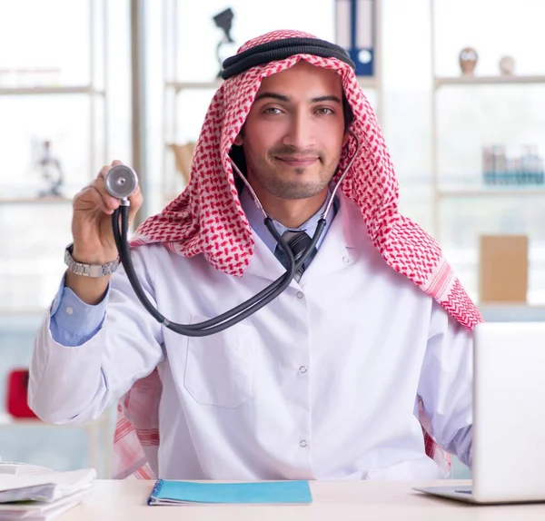 Médecin Arabe Cardiologue Travaillant Clinique — Photo