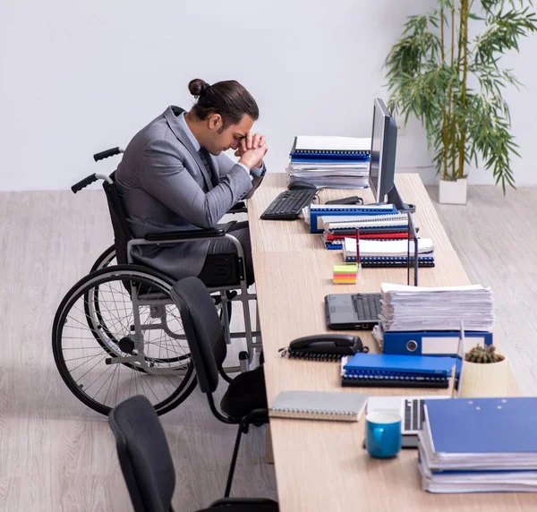 Mężczyzna Enployee Wózku Inwalidzkim Miejscu Pracy — Zdjęcie stockowe