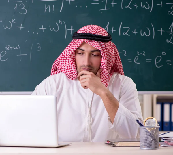 Арабський Вчитель Перед Крейдою — стокове фото