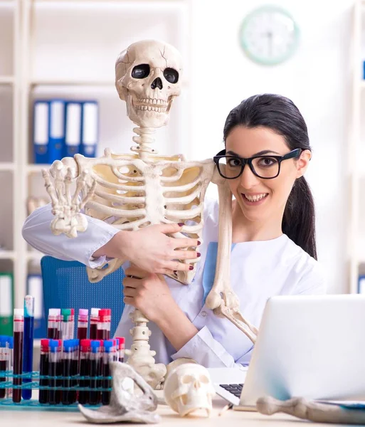 Young Female Archaeologist Working Lab — Stock Photo, Image