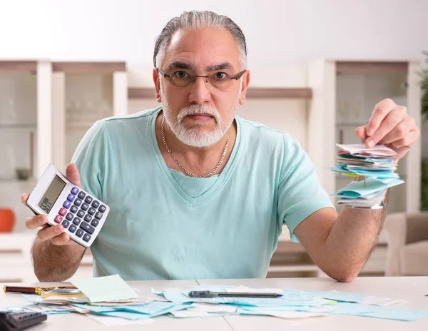 Den Vite Skäggige Gamle Mannen Budgetplaneringen — Stockfoto