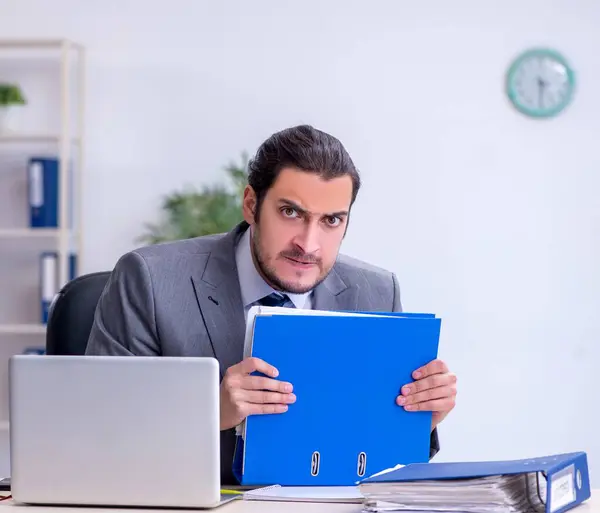 Männliche Angestellte Unzufrieden Mit Exzessiver Arbeit Büro — Stockfoto
