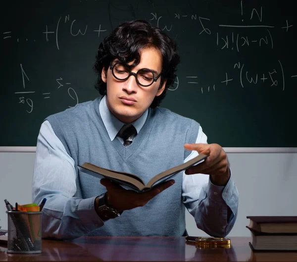 Joven Profesor Matemáticas Frente Pizarra — Foto de Stock