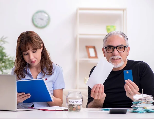 Finansal Danışman Adama Emeklilik Tavsiyesi Veriyor — Stok fotoğraf