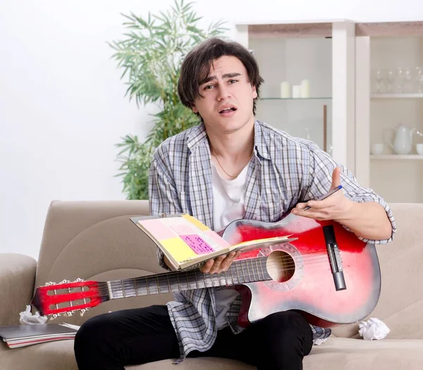 ギターを持った若者が家で — ストック写真