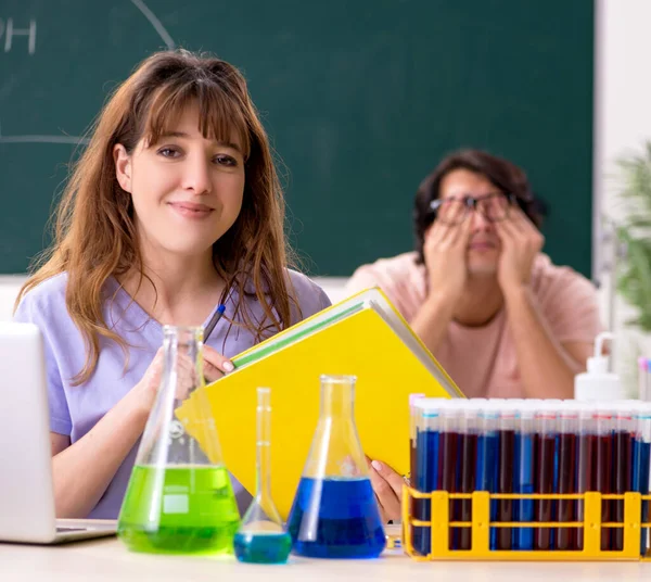 Los Dos Estudiantes Química Aula —  Fotos de Stock